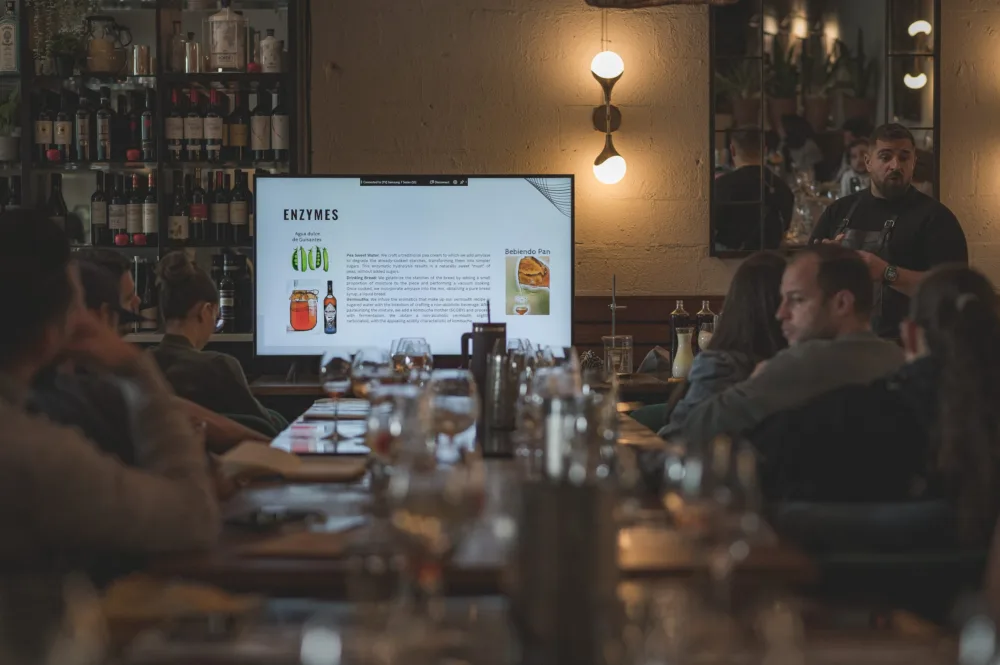 Presentación sobre enzimas proyectada en una pantalla durante una masterclass de coctelería