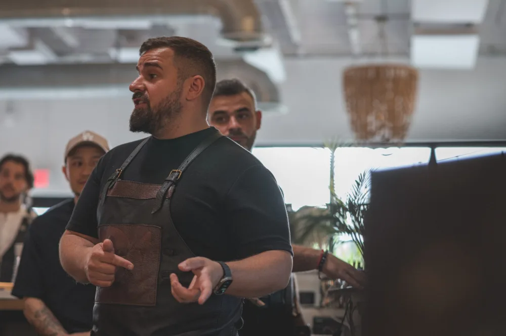 Bartender explicando una masterclass de coctelería